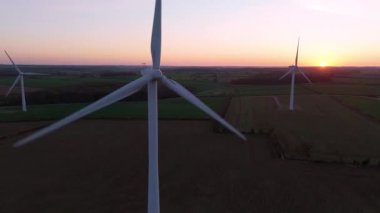 Gün batımında rüzgar türbinlerinin hava görüntüsü. Altın ışık ve kırsal alan. Corby Birleşik Krallık Avrupa 'sında sürdürülebilir yenilenebilir enerji kaynakları