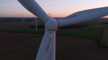 Gün batımında rüzgar türbinlerinin hava görüntüsü. Altın ışık ve kırsal alan. Corby Birleşik Krallık Avrupa 'sında sürdürülebilir yenilenebilir enerji kaynakları