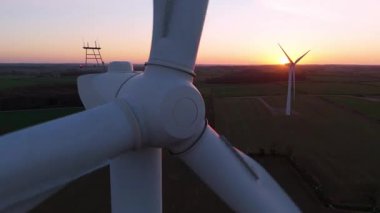 Gün batımında rüzgar türbinlerinin hava görüntüsü. Altın ışık ve kırsal alan. Corby Birleşik Krallık Avrupa 'sında sürdürülebilir yenilenebilir enerji kaynakları