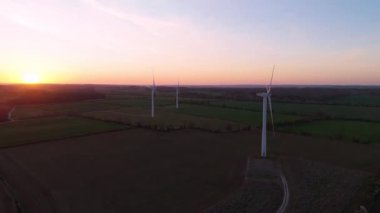 Gün batımında rüzgar türbinlerinin hava görüntüsü. Altın ışık ve kırsal alan. Corby Birleşik Krallık Avrupa 'sında sürdürülebilir yenilenebilir enerji kaynakları