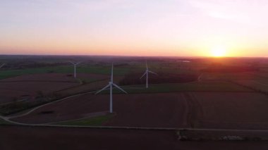 Gün batımında rüzgar türbinlerinin hava görüntüsü. Altın ışık ve kırsal alan. Corby Birleşik Krallık Avrupa 'sında sürdürülebilir yenilenebilir enerji kaynakları