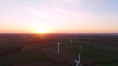 Gün batımında rüzgar türbinlerinin hava görüntüsü. Altın ışık ve kırsal alan. Corby Birleşik Krallık Avrupa 'sında sürdürülebilir yenilenebilir enerji kaynakları