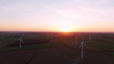 Gün batımında rüzgar türbinlerinin hava görüntüsü. Altın ışık ve kırsal alan. Corby Birleşik Krallık Avrupa 'sında sürdürülebilir yenilenebilir enerji kaynakları