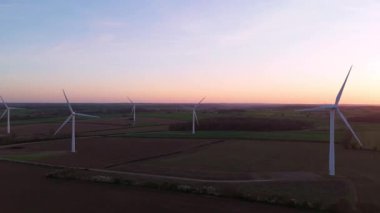 Gün batımında rüzgar türbinlerinin hava görüntüsü. Altın ışık ve kırsal alan. Corby Birleşik Krallık Avrupa 'sında sürdürülebilir yenilenebilir enerji kaynakları