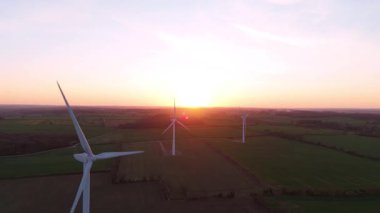 Gün batımında rüzgar türbinlerinin hava görüntüsü. Altın ışık ve kırsal alan. Corby Birleşik Krallık Avrupa 'sında sürdürülebilir yenilenebilir enerji kaynakları