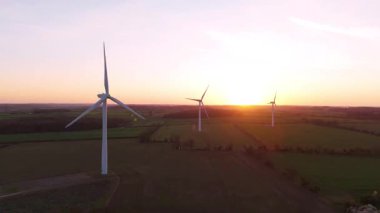 Gün batımında rüzgar türbinlerinin hava görüntüsü. Altın ışık ve kırsal alan. Corby Birleşik Krallık Avrupa 'sında sürdürülebilir yenilenebilir enerji kaynakları