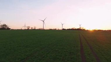 Gün batımında rüzgar türbinlerinin hava görüntüsü. Altın ışık ve kırsal alan. Corby Birleşik Krallık Avrupa 'sında sürdürülebilir yenilenebilir enerji kaynakları