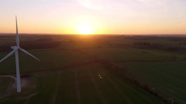 Gün batımında rüzgar türbinlerinin hava görüntüsü. Altın ışık ve kırsal alan. Corby Birleşik Krallık Avrupa 'sında sürdürülebilir yenilenebilir enerji kaynakları