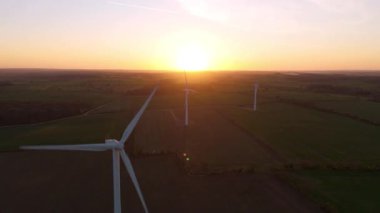 Gün batımında rüzgar türbinlerinin hava görüntüsü. Altın ışık ve kırsal alan. Corby Birleşik Krallık Avrupa 'sında sürdürülebilir yenilenebilir enerji kaynakları