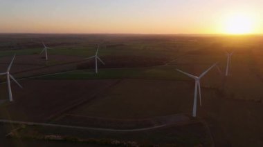Gün batımında rüzgar türbinlerinin hava görüntüsü. Altın ışık ve kırsal alan. Corby Birleşik Krallık Avrupa 'sında sürdürülebilir yenilenebilir enerji kaynakları