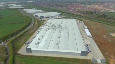 İngiltere 'deki sanayi depolarının, fabrikaların, dağıtım merkezlerinin insansız hava aracı görüntüsü. Ağır mallar lojistik ve ulaşım, ticaret bölgesi, Birleşik Krallık