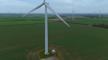 Devasa rüzgar türbini santralinin hava aracı görüntüsü, sürdürülebilir enerji ve yeşil kaynak altyapısı, gelecekteki elektrik tedarikleri için kritik endüstri. Birleşik Krallık 'ta küresel CO2 azaltımı ve net sıfır hedef.