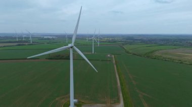 Devasa rüzgar türbini santralinin hava aracı görüntüsü, sürdürülebilir enerji ve yeşil kaynak altyapısı, gelecekteki elektrik tedarikleri için kritik endüstri. Birleşik Krallık 'ta küresel CO2 azaltımı ve net sıfır hedef.