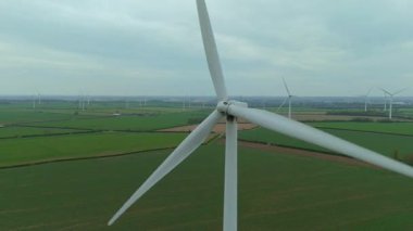 Devasa rüzgar türbini santralinin hava aracı görüntüsü, sürdürülebilir enerji ve yeşil kaynak altyapısı, gelecekteki elektrik tedarikleri için kritik endüstri. Birleşik Krallık 'ta küresel CO2 azaltımı ve net sıfır hedef.