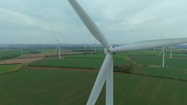 Devasa rüzgar türbini santralinin hava aracı görüntüsü, sürdürülebilir enerji ve yeşil kaynak altyapısı, gelecekteki elektrik tedarikleri için kritik endüstri. Birleşik Krallık 'ta küresel CO2 azaltımı ve net sıfır hedef.