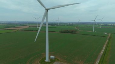 Devasa rüzgar türbini santralinin hava aracı görüntüsü, sürdürülebilir enerji ve yeşil kaynak altyapısı, gelecekteki elektrik tedarikleri için kritik endüstri. Birleşik Krallık 'ta küresel CO2 azaltımı ve net sıfır hedef.