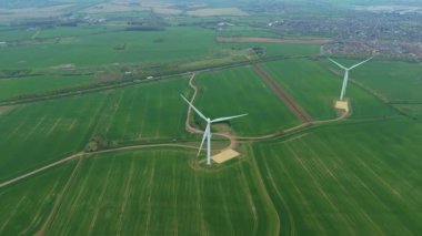 Devasa rüzgar türbini santralinin hava aracı görüntüsü, sürdürülebilir enerji ve yeşil kaynak altyapısı, gelecekteki elektrik tedarikleri için kritik endüstri. Birleşik Krallık 'ta küresel CO2 azaltımı ve net sıfır hedef.