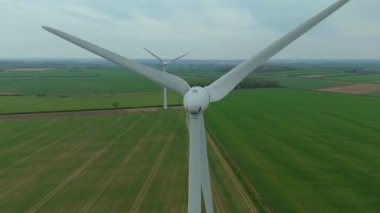 Devasa rüzgar türbini santralinin hava aracı görüntüsü, sürdürülebilir enerji ve yeşil kaynak altyapısı, gelecekteki elektrik tedarikleri için kritik endüstri. Birleşik Krallık 'ta küresel CO2 azaltımı ve net sıfır hedef.