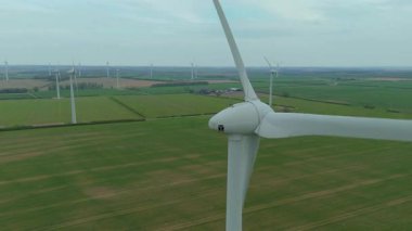 Devasa rüzgar türbini santralinin hava aracı görüntüsü, sürdürülebilir enerji ve yeşil kaynak altyapısı, gelecekteki elektrik tedarikleri için kritik endüstri. Birleşik Krallık 'ta küresel CO2 azaltımı ve net sıfır hedef.
