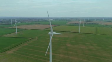Devasa rüzgar türbini santralinin hava aracı görüntüsü, sürdürülebilir enerji ve yeşil kaynak altyapısı, gelecekteki elektrik tedarikleri için kritik endüstri. Birleşik Krallık 'ta küresel CO2 azaltımı ve net sıfır hedef.