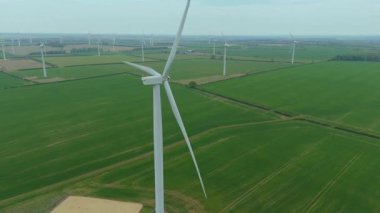 Devasa rüzgar türbini santralinin hava aracı görüntüsü, sürdürülebilir enerji ve yeşil kaynak altyapısı, gelecekteki elektrik tedarikleri için kritik endüstri. Birleşik Krallık 'ta küresel CO2 azaltımı ve net sıfır hedef.