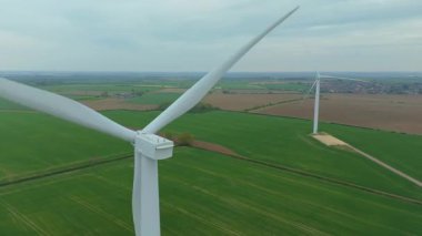 Devasa rüzgar türbini santralinin hava aracı görüntüsü, sürdürülebilir enerji ve yeşil kaynak altyapısı, gelecekteki elektrik tedarikleri için kritik endüstri. Birleşik Krallık 'ta küresel CO2 azaltımı ve net sıfır hedef.