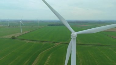 Devasa rüzgar türbini santralinin hava aracı görüntüsü, sürdürülebilir enerji ve yeşil kaynak altyapısı, gelecekteki elektrik tedarikleri için kritik endüstri. Birleşik Krallık 'ta küresel CO2 azaltımı ve net sıfır hedef.
