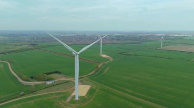 Devasa rüzgar türbini santralinin hava aracı görüntüsü, sürdürülebilir enerji ve yeşil kaynak altyapısı, gelecekteki elektrik tedarikleri için kritik endüstri. Birleşik Krallık 'ta küresel CO2 azaltımı ve net sıfır hedef.