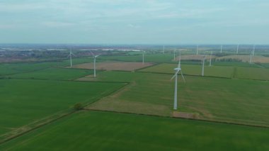 Devasa rüzgar türbini santralinin hava aracı görüntüsü, sürdürülebilir enerji ve yeşil kaynak altyapısı, gelecekteki elektrik tedarikleri için kritik endüstri. Birleşik Krallık 'ta küresel CO2 azaltımı ve net sıfır hedef.