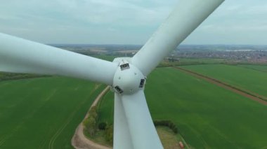 Devasa rüzgar türbini santralinin hava aracı görüntüsü, sürdürülebilir enerji ve yeşil kaynak altyapısı, gelecekteki elektrik tedarikleri için kritik endüstri. Birleşik Krallık 'ta küresel CO2 azaltımı ve net sıfır hedef.