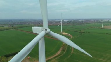 Devasa rüzgar türbini santralinin hava aracı görüntüsü, sürdürülebilir enerji ve yeşil kaynak altyapısı, gelecekteki elektrik tedarikleri için kritik endüstri. Birleşik Krallık 'ta küresel CO2 azaltımı ve net sıfır hedef.