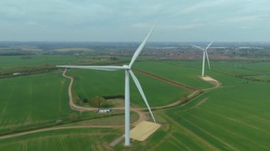 Devasa rüzgar türbini santralinin hava aracı görüntüsü, sürdürülebilir enerji ve yeşil kaynak altyapısı, gelecekteki elektrik tedarikleri için kritik endüstri. Birleşik Krallık 'ta küresel CO2 azaltımı ve net sıfır hedef.