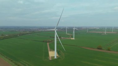 Devasa rüzgar türbini santralinin hava aracı görüntüsü, sürdürülebilir enerji ve yeşil kaynak altyapısı, gelecekteki elektrik tedarikleri için kritik endüstri. Birleşik Krallık 'ta küresel CO2 azaltımı ve net sıfır hedef.