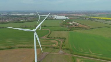 Devasa rüzgar türbini santralinin hava aracı görüntüsü, sürdürülebilir enerji ve yeşil kaynak altyapısı, gelecekteki elektrik tedarikleri için kritik endüstri. Birleşik Krallık 'ta küresel CO2 azaltımı ve net sıfır hedef.
