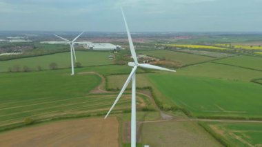 Devasa rüzgar türbini santralinin hava aracı görüntüsü, sürdürülebilir enerji ve yeşil kaynak altyapısı, gelecekteki elektrik tedarikleri için kritik endüstri. Birleşik Krallık 'ta küresel CO2 azaltımı ve net sıfır hedef.