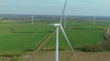Devasa rüzgar türbini santralinin hava aracı görüntüsü, sürdürülebilir enerji ve yeşil kaynak altyapısı, gelecekteki elektrik tedarikleri için kritik endüstri. Birleşik Krallık 'ta küresel CO2 azaltımı ve net sıfır hedef.
