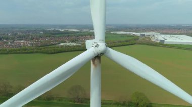 Devasa rüzgar türbini santralinin hava aracı görüntüsü, sürdürülebilir enerji ve yeşil kaynak altyapısı, gelecekteki elektrik tedarikleri için kritik endüstri. Birleşik Krallık 'ta küresel CO2 azaltımı ve net sıfır hedef.