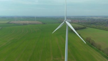Devasa rüzgar türbini santralinin hava aracı görüntüsü, sürdürülebilir enerji ve yeşil kaynak altyapısı, gelecekteki elektrik tedarikleri için kritik endüstri. Birleşik Krallık 'ta küresel CO2 azaltımı ve net sıfır hedef.