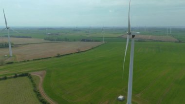 Devasa rüzgar türbini santralinin hava aracı görüntüsü, sürdürülebilir enerji ve yeşil kaynak altyapısı, gelecekteki elektrik tedarikleri için kritik endüstri. Birleşik Krallık 'ta küresel CO2 azaltımı ve net sıfır hedef.