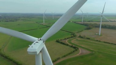 Devasa rüzgar türbini santralinin hava aracı görüntüsü, sürdürülebilir enerji ve yeşil kaynak altyapısı, gelecekteki elektrik tedarikleri için kritik endüstri. Birleşik Krallık 'ta küresel CO2 azaltımı ve net sıfır hedef.