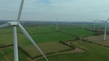 Devasa rüzgar türbini santralinin hava aracı görüntüsü, sürdürülebilir enerji ve yeşil kaynak altyapısı, gelecekteki elektrik tedarikleri için kritik endüstri. Birleşik Krallık 'ta küresel CO2 azaltımı ve net sıfır hedef.