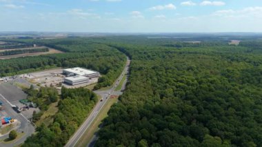 Büyük bir Birleşik Krallık lojistik merkezindeki büyük endüstriyel dağıtım merkezlerinin ve üretim fabrikalarının geniş hava görüntüsü