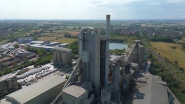 İnşaat endüstrisi için üretilen devasa çimento fabrikasının havadan görünüşü, İngiltere 'nin güneşli yaz günü..