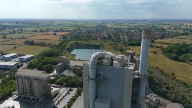 İnşaat endüstrisi için üretilen devasa çimento fabrikasının havadan görünüşü, İngiltere 'nin güneşli yaz günü..