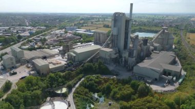 İnşaat endüstrisi için üretilen devasa çimento fabrikasının havadan görünüşü, İngiltere 'nin güneşli yaz günü..