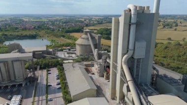 İnşaat endüstrisi için üretilen devasa çimento fabrikasının havadan görünüşü, İngiltere 'nin güneşli yaz günü..