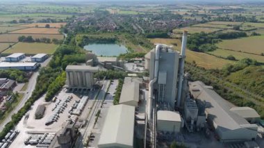 İnşaat endüstrisi için üretilen devasa çimento fabrikasının havadan görünüşü, İngiltere 'nin güneşli yaz günü..