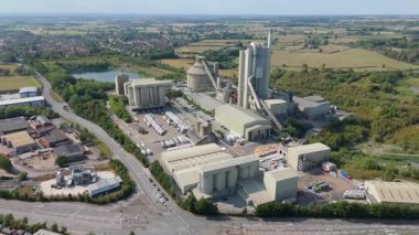 İnşaat endüstrisi için üretilen devasa çimento fabrikasının havadan görünüşü, İngiltere 'nin güneşli yaz günü..