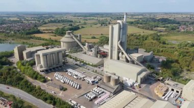 İnşaat endüstrisi için üretilen devasa çimento fabrikasının havadan görünüşü, İngiltere 'nin güneşli yaz günü..