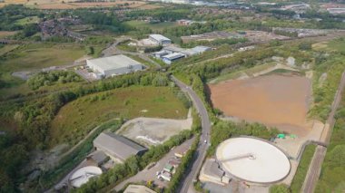 İnşaat endüstrisi için üretilen devasa çimento fabrikasının havadan görünüşü, İngiltere 'nin güneşli yaz günü..